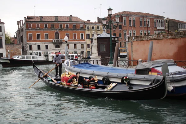 Гондолас Подорожує Венеції Гранд Каналі Навколо Історично Привабливого Будинку Венеції — стокове фото