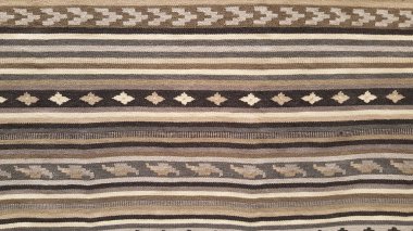 Moda tekstil endüstrisi için düz kumaş deseni üzerine kahverengi, siyah ve beyaz simetri, şifre çözme arka planı