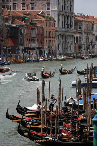 Gôndolas Grande Canal Veneza Rodeado Por Edifício Atrativo Histórico Veneza — Fotografia de Stock