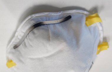 Beyaz koruyucu hijyen maskesi, virüs biyolojik enfeksiyonu ve PM2.5 tozu ve pandemik haberlerden doktorlar ve hastalar için izole edilmiş.