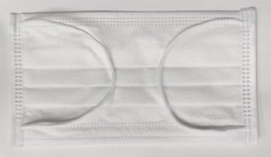 Beyaz koruyucu hijyen maskesi, virüs biyolojik enfeksiyonu ve PM2.5 tozu ve pandemik haberlerden doktorlar ve hastalar için izole edilmiş.
