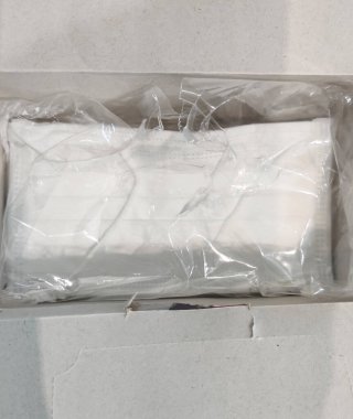 CORONA COVID-19 salgını sırasında raftaki kutuda ve perakende çevrimiçi alışveriş merkezindeki kutuda cerrahi maske vardı.