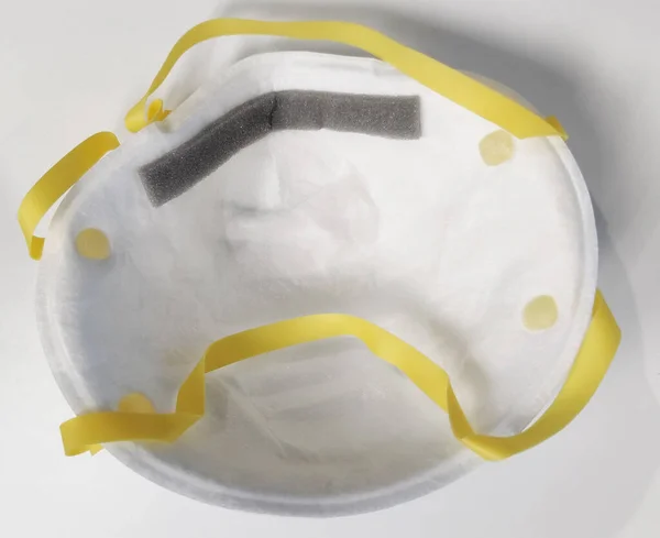 Vita Skyddande Hygena Mask Isolerade Bakgrunder För Läkare Och Patient — Stockfoto
