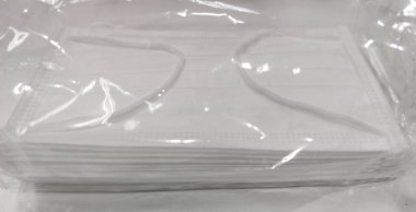 Beyaz koruyucu hijyen maskesi, CORONA COVID-19 virüs enfeksiyonu ve PM2.5 tozu, salgın haberleri için plastik torba içinde izole edilmiş arka planlar.