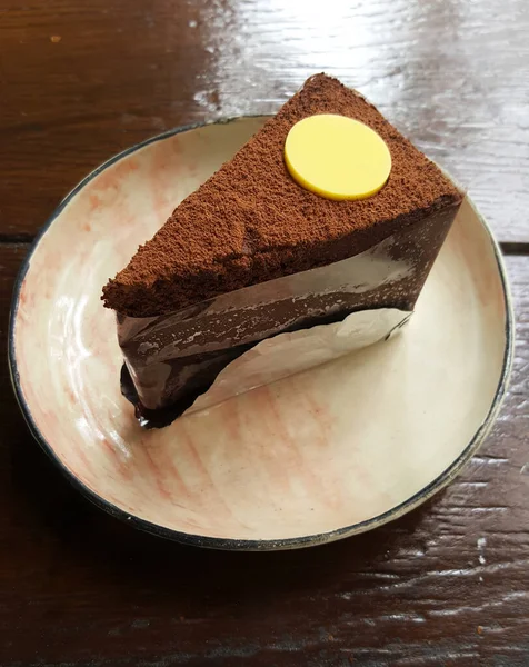 카페의 어두운 세라믹 코코아 가루와 노란색 접시와 초콜릿 케이크 그래픽 — 스톡 사진