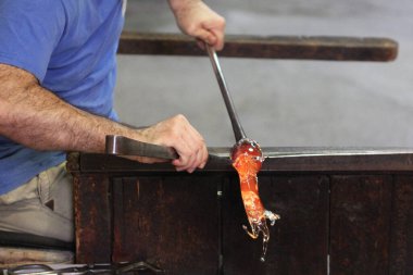 El yapımı cam üfleme eğitimi, cam at aletleri fabrikası, şömineli sıcak fırın, geleneksel zanaat konsepti, ticari reklam...