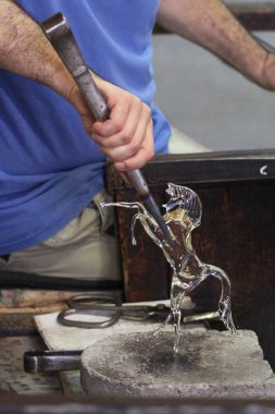 El yapımı cam üfleme eğitimi, cam at aletleri fabrikası, şömineli sıcak fırın, geleneksel zanaat konsepti, ticari reklam...