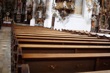 Tanrı 'nın evinde boş ahşap koltuklar, kapalı kiliseler, İsa' nın önünde günah çıkarmak için rahat bir sandalye, mobilya kalıpları arka planlar, duvar kağıtları.