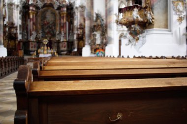 Tanrı 'nın evinde boş ahşap koltuklar, kapalı kiliseler, İsa' nın önünde günah çıkarmak için rahat bir sandalye, mobilya kalıpları arka planlar, duvar kağıtları.