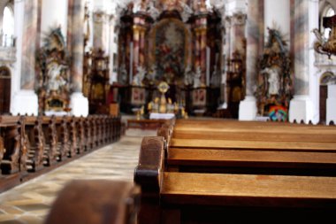 Tanrı 'nın evinde boş ahşap koltuklar, kapalı kiliseler, İsa' nın önünde günah çıkarmak için rahat bir sandalye, mobilya kalıpları arka planlar, duvar kağıtları.