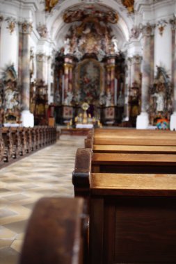 Tanrı 'nın evinde boş ahşap koltuklar, kapalı kiliseler, İsa' nın önünde günah çıkarmak için rahat bir sandalye, mobilya kalıpları arka planlar, duvar kağıtları.