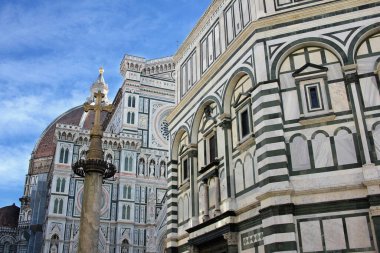 Florance Duomo 'yu çevreleyen muhteşem sanat heykeli ve resim, Florance' daki mavi gökyüzünün altındaki ünlü beyaz mimari katedral kilisesinin gizemli heykeli, İtalya 'nın en büyük kilisesi, seyahat merkezleri.