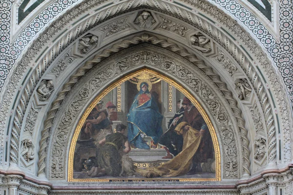 素晴らしい芸術像と絵画は フランスのDuomo 有名な白い建築大聖堂教会の霧の彫刻の周りに飾られています — ストック写真