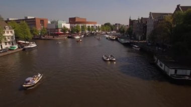 Hava. Tur tekneleri su kanal Amsterdam'da. Kamera geri taşır. 4k