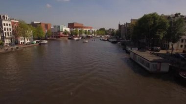 Hava. Tur tekneleri su kanal Amsterdam.