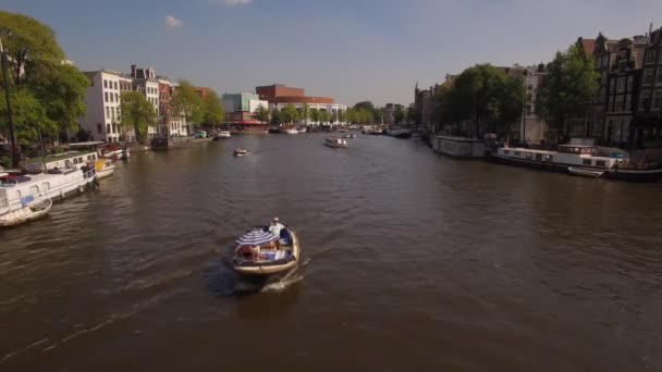 Aérea. Tour de barcos en el canal de agua en Amsterdam. La cámara avanza. 4K — Vídeos de Stock