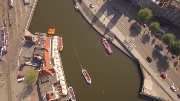 Aérea. Tour de barcos en el canal de agua en Amsterdam. Vista de arriba hacia abajo. 4K — Vídeo de stock