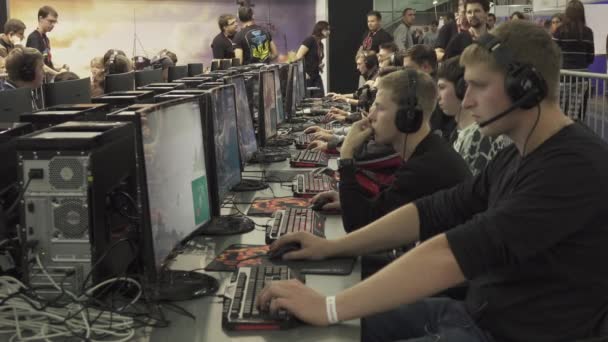 Grupo Jugadores Adolescentes Juega Videojuegos Línea Exposición Electrónica Kiev — Vídeo de stock