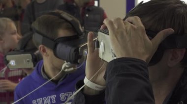 Bir grup genç oyuncu çevrimiçi video oyunları oynuyor. Elektronik sergi. Kyiv 05 / 09 / 16, 4K