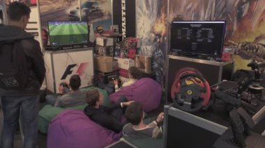 Bir grup genç oyuncu çevrimiçi video oyunları oynuyor. Elektronik sergi. Kyiv 05/09/16, 4K