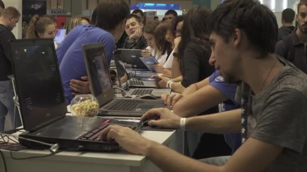 Grupo Jugadores Adolescentes Juega Videojuegos Línea Exposición Electrónica Kiev — Vídeo de stock