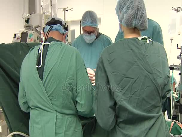 Kiev, Ucrânia, 16 de dezembro de 2017. Equipe cirúrgica durante cirurgia cardíaca aberta na sala de cirurgia moderna — Vídeo de Stock