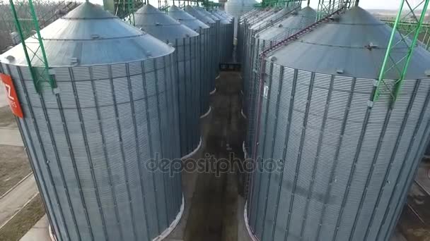 Повітря. Аграрний резервуар для зберігання зернових силосів — стокове відео
