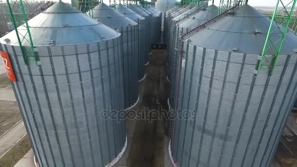 Aérien. Réservoir de stockage de silos à grains agricoles — Video