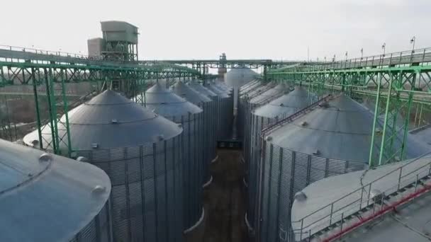 Luchtfoto. Bufferreservoir voor landbouw graan silo 's — Stockvideo