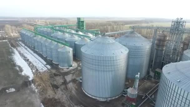 Aérien. Réservoir de stockage de silos à grains agricoles — Video