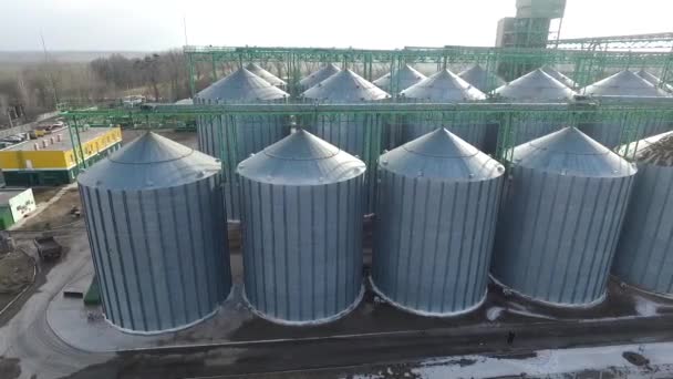 Luchtfoto. Bufferreservoir voor landbouw graan silo 's — Stockvideo