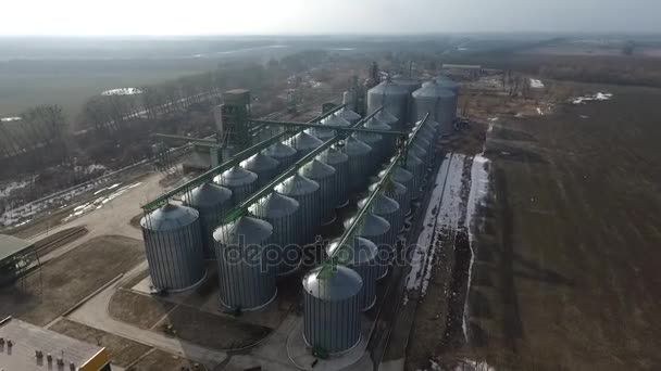 Vista aerea. Serbatoio di stoccaggio silos di cereali agricoli — Video Stock