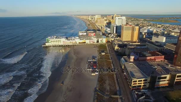 Antenn. Soluppgång i Atlantic City, New Jersey. Flygande nära glasbyggnad. 4k — Stockvideo