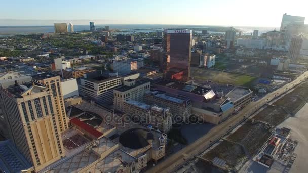 Antenne. Sonnenaufgang in der Atlantikstadt, neues Trikot. fliegen in der Nähe von Glasgebäuden. 4k — Stockvideo