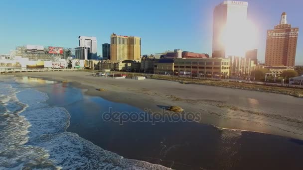 Vista aérea. Nascer do sol em Atlantic City, Nova Jersey, 15 de maio de 2016. A voar perto do edifício de vidro. 4K — Vídeo de Stock