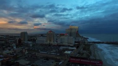 6 Mayıs 2017 - Atlantic City, Nj, Amerika Birleşik Devletleri. Hava. Atlantic City'deki muhteşem gün batımı. Otel ve casinolar. 4k