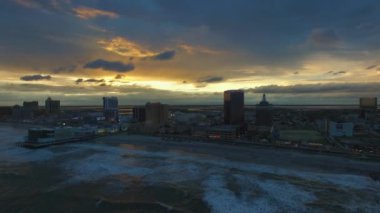 6 Mayıs 2017 - Atlantic City, Nj, Amerika Birleşik Devletleri. Hava. Atlantic City'deki muhteşem gün batımı. Otel ve casinolar. 4k