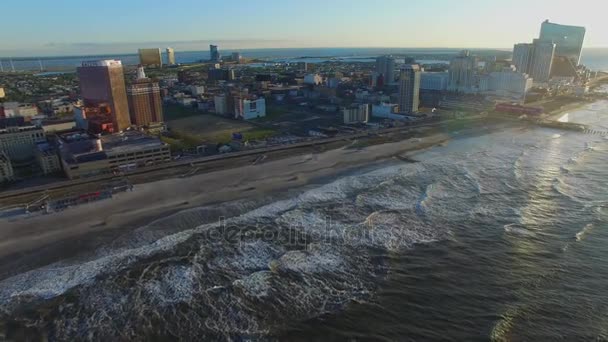 Mei 6, 2017 - Atlantic City, Nj, Verenigde Staten. Luchtfoto. Sunrise in Atlantic City. Hotels en casino's. 4k — Stockvideo