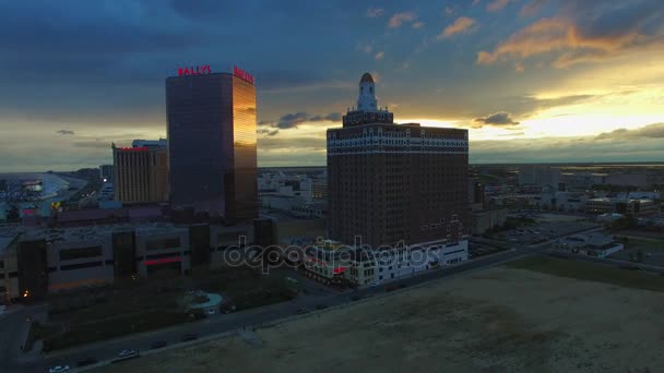 6 de maio de 2017 Atlantic City, NJ, EUA. Aéreo. Um pôr-do-sol incrível em Atlantic City. Hotéis e Casinos. 4K — Vídeo de Stock