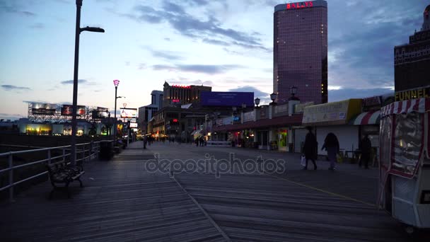 6 maj 2017 - Atlantic City, Nj, Usa. Turister vandrar längs den berömda strandpromenaden. 4k — Stockvideo