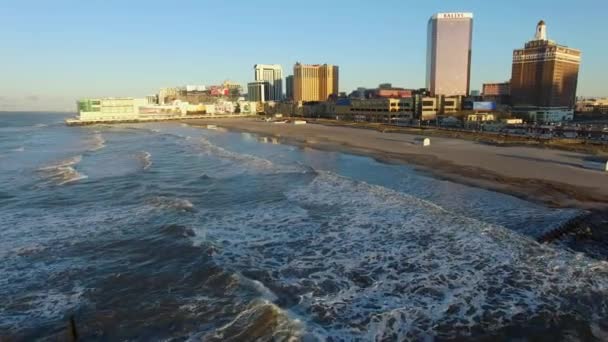 6 de mayo de 2017 - Atlantic City, NJ, Estados Unidos. Aérea. Salida del sol en Atlantic City. Hoteles y Casinos. 4K — Vídeos de Stock