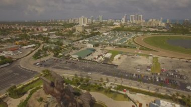 Hava. Pegasus ve Dragon. Büyük bronz heykel. Hallandale, Florida. 4k