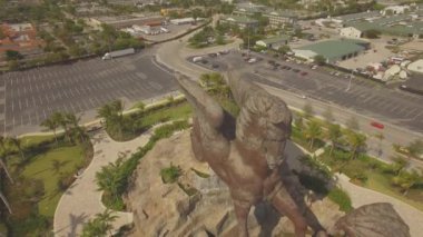 Hava. Pegasus ve Dragon. Büyük bronz heykel. Hallandale, Florida. 4k