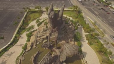 Hava. Pegasus ve Dragon. Büyük bronz heykel. Hallandale, Florida. 4k