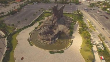 Hava. Pegasus ve Dragon. Büyük bronz heykel. Hallandale, Florida. 4k