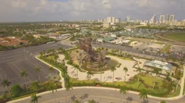 Hava. Pegasus ve Dragon. Büyük bronz heykel. Hallandale, Florida. 4k