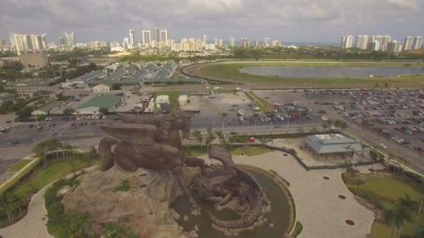 Antenne Pegasus Und Drache Massive Bronzeskulptur Hallandale Florida — Stockvideo