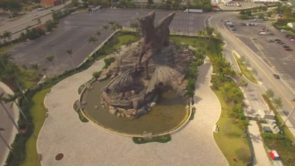 Antenn Pegasus Och Dragon Massiv Brons Skulptur Hallandale Florida — Stockvideo