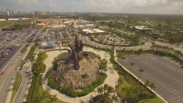 Aéreo Pegasus Dragon Escultura Bronze Maciço Hallandale Florida — Vídeo de Stock