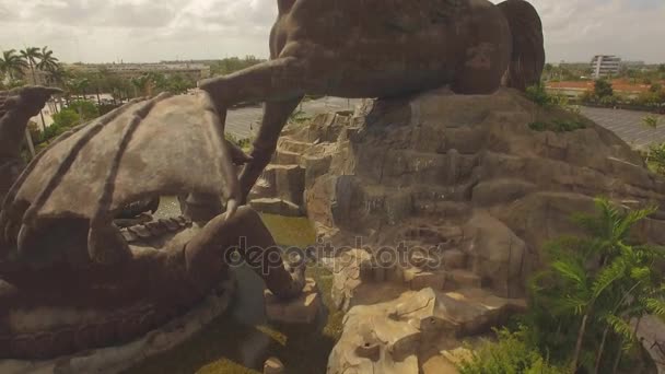 Antenn Pegasus Och Dragon Massiv Brons Skulptur Hallandale Florida — Stockvideo